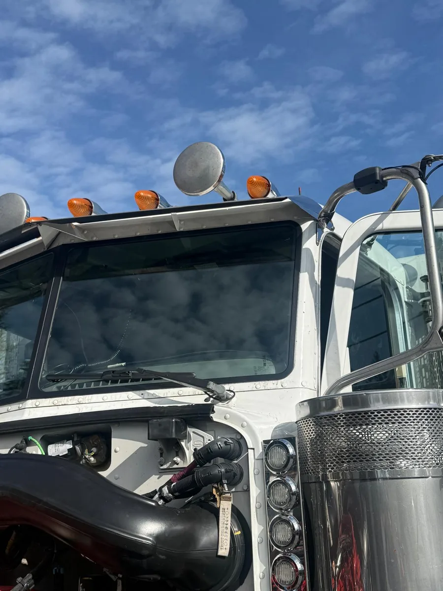 Classic car windshield replacement at Simon's Auto Glass