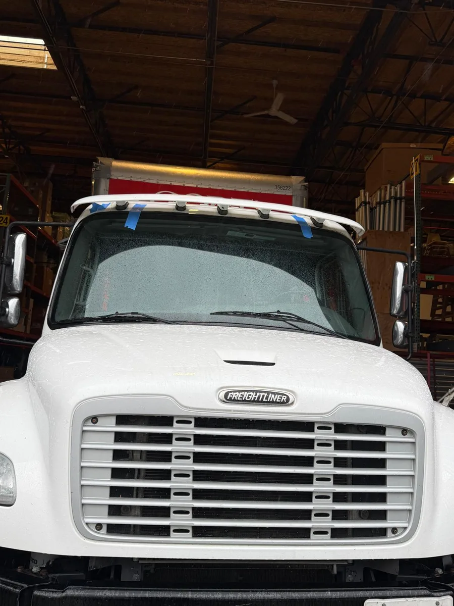 Commercial truck windshield service