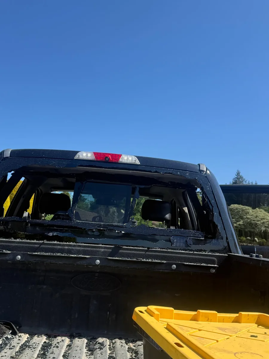 Pickup truck back glass replacement
